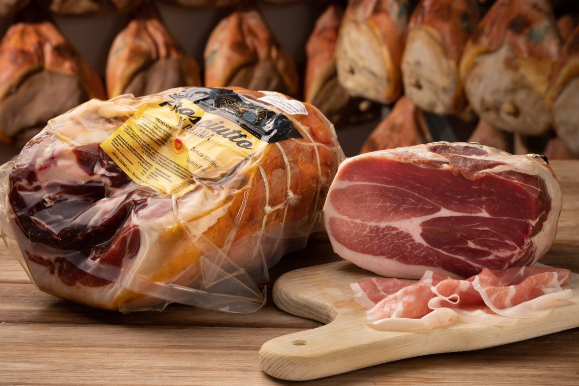 Prosciutto di Parma DOP intero e affettato della produzione Postal Salumi