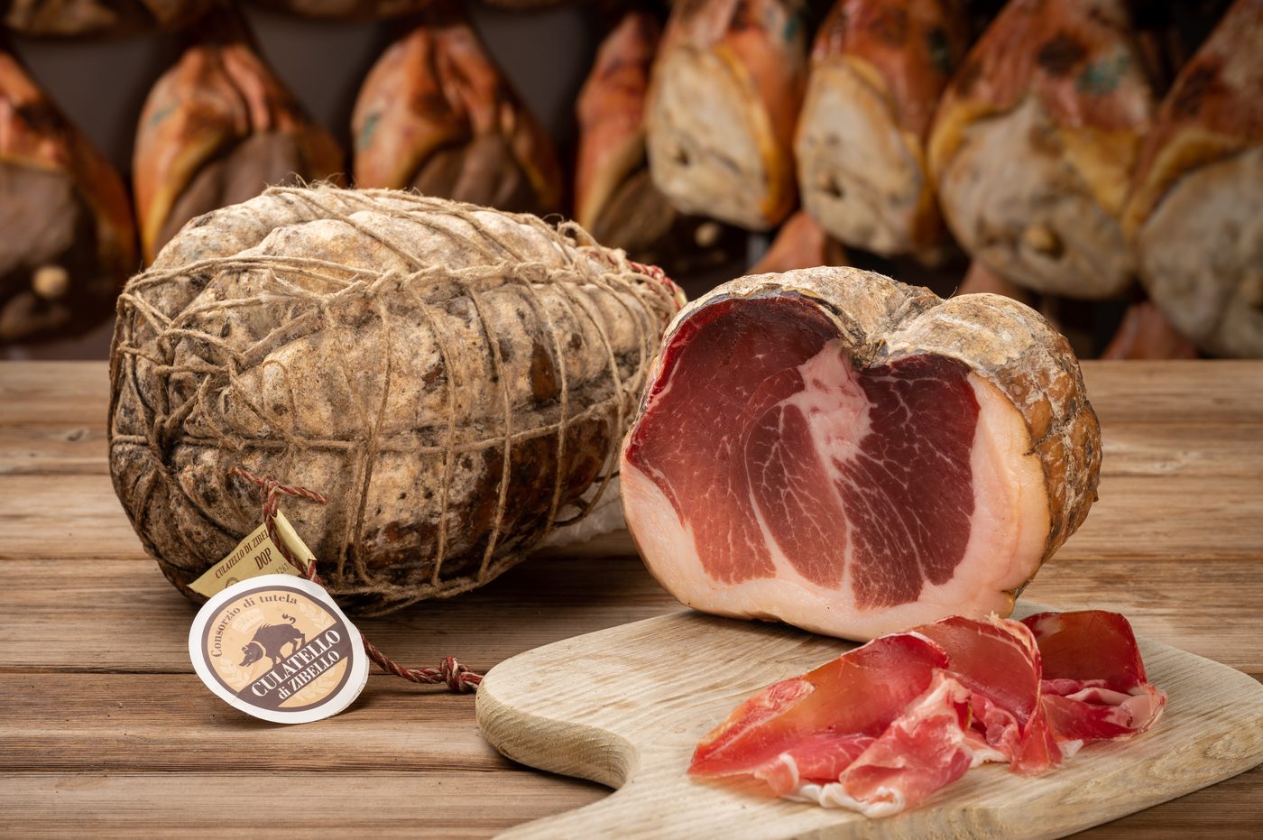 Culatello stagionato legato a mano con fette in primo piano